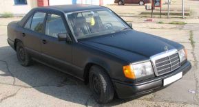 Autófóliázás után Mercedes W124matt fekete autófóliával